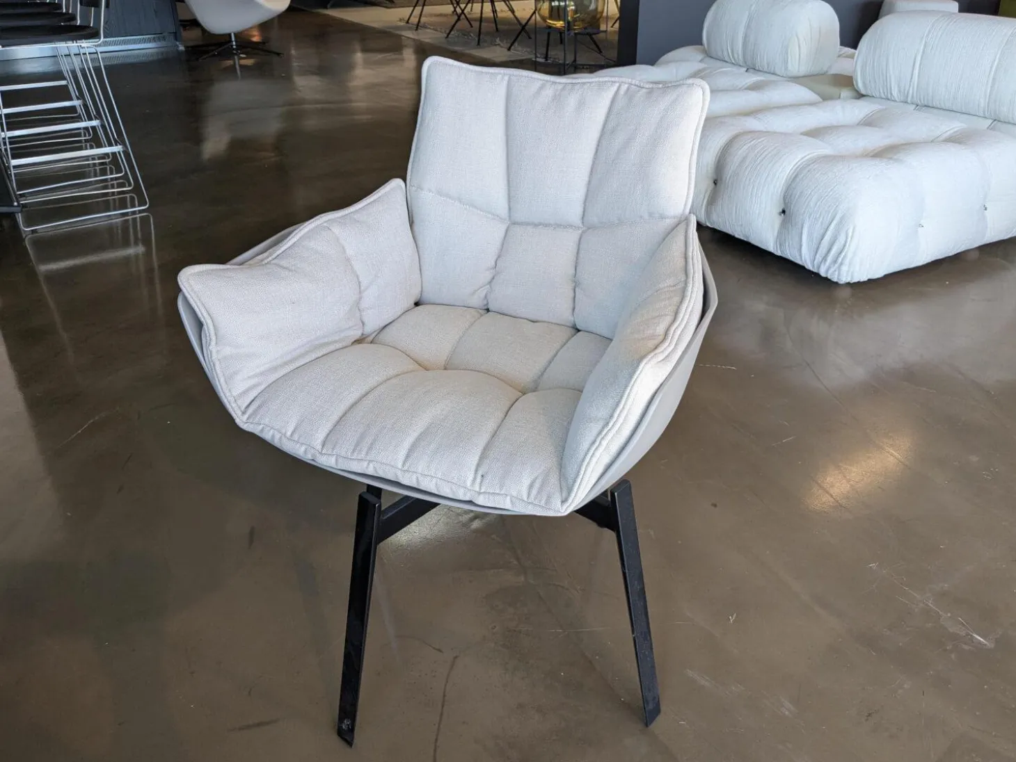 4er-Set Stuhl Husk Stoff Asolo Bastfarben Gestell Schwarz