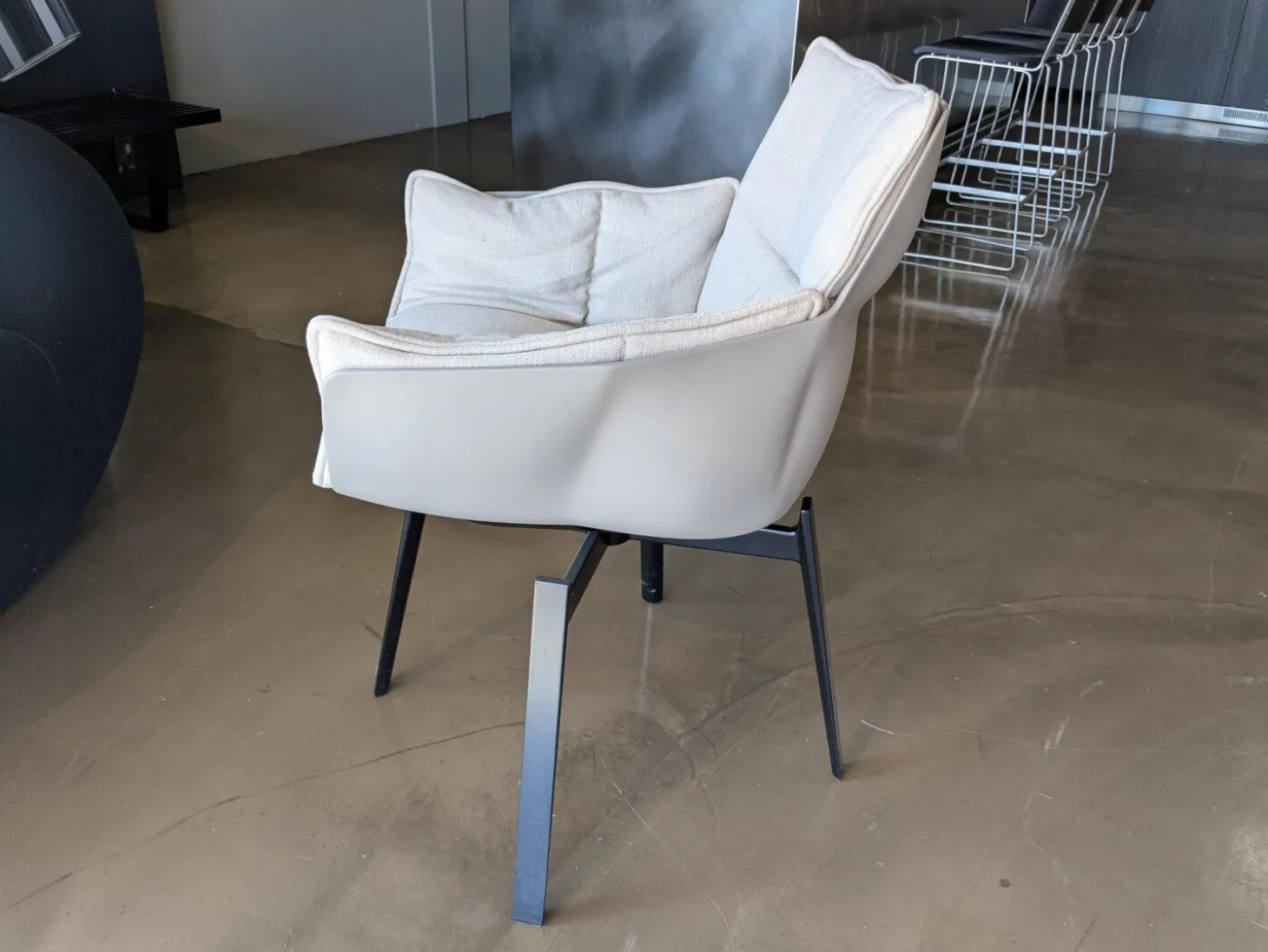 4er-Set Stuhl Husk Stoff Asolo Bastfarben Gestell Schwarz