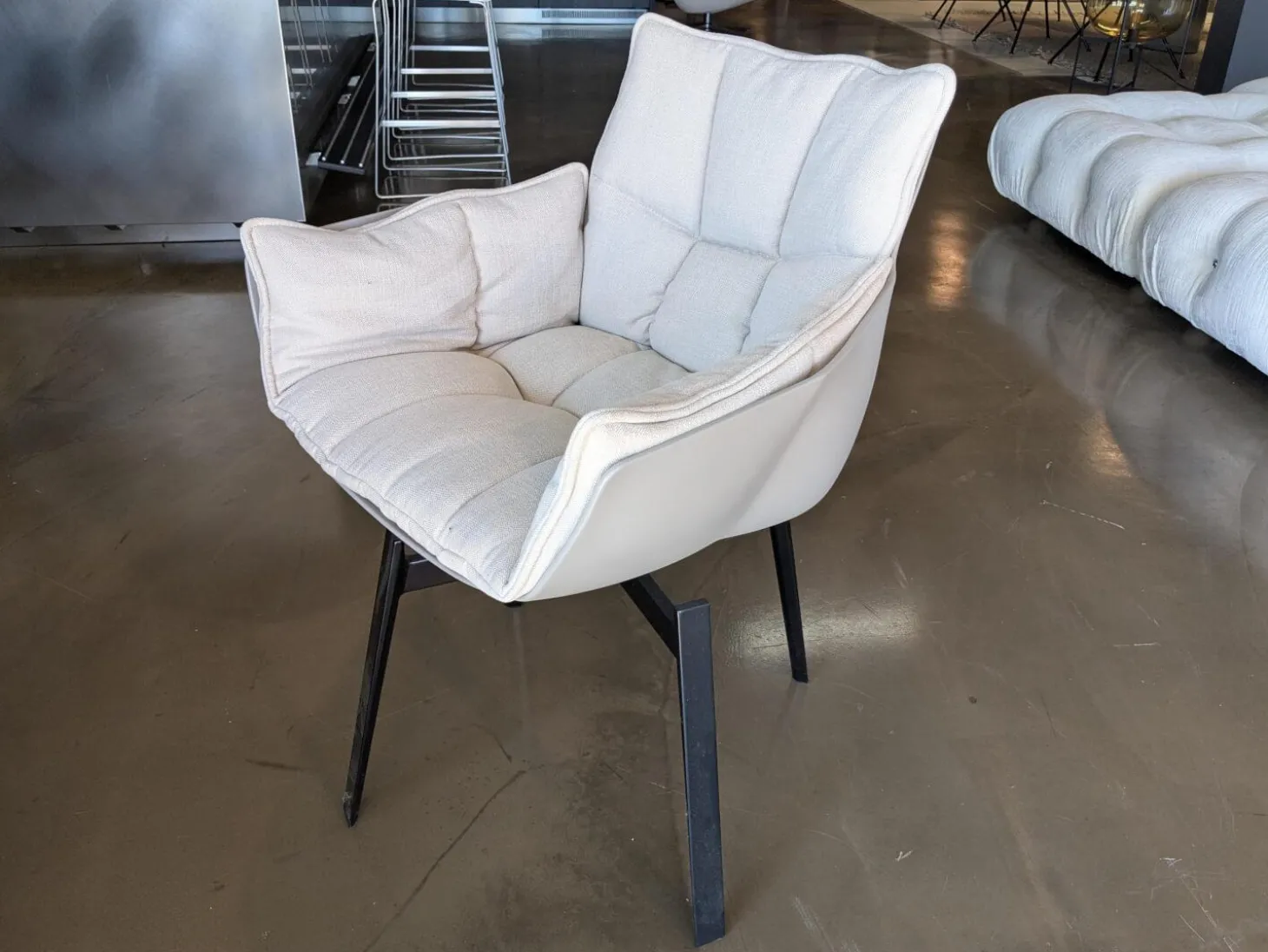 4er-Set Stuhl Husk Stoff Asolo Bastfarben Gestell Schwarz