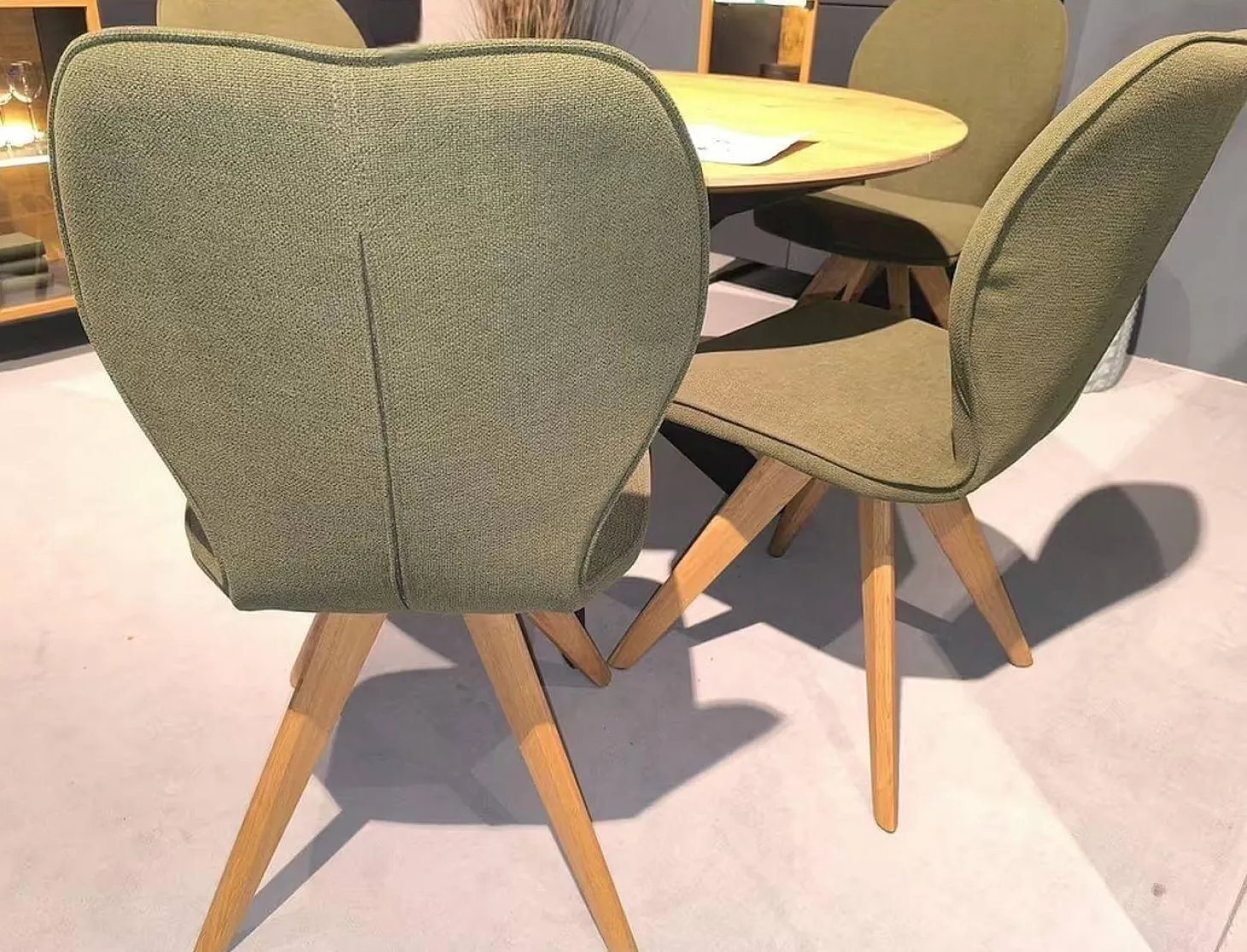 4er-Set Stuhl Linea Dining Trend Time Stoff Malera L Olive Grün Gestell Wildeiche Geölt Fest