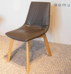 4er-Set Stuhl Lui Leder L1 Schwarzbraun Gestell Eiche Naturöl
