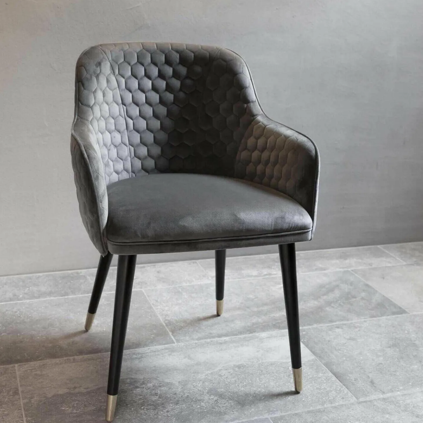 4er-Set Stuhl Modell Albert Stoff Piano 15 Füße Messing Veredelt