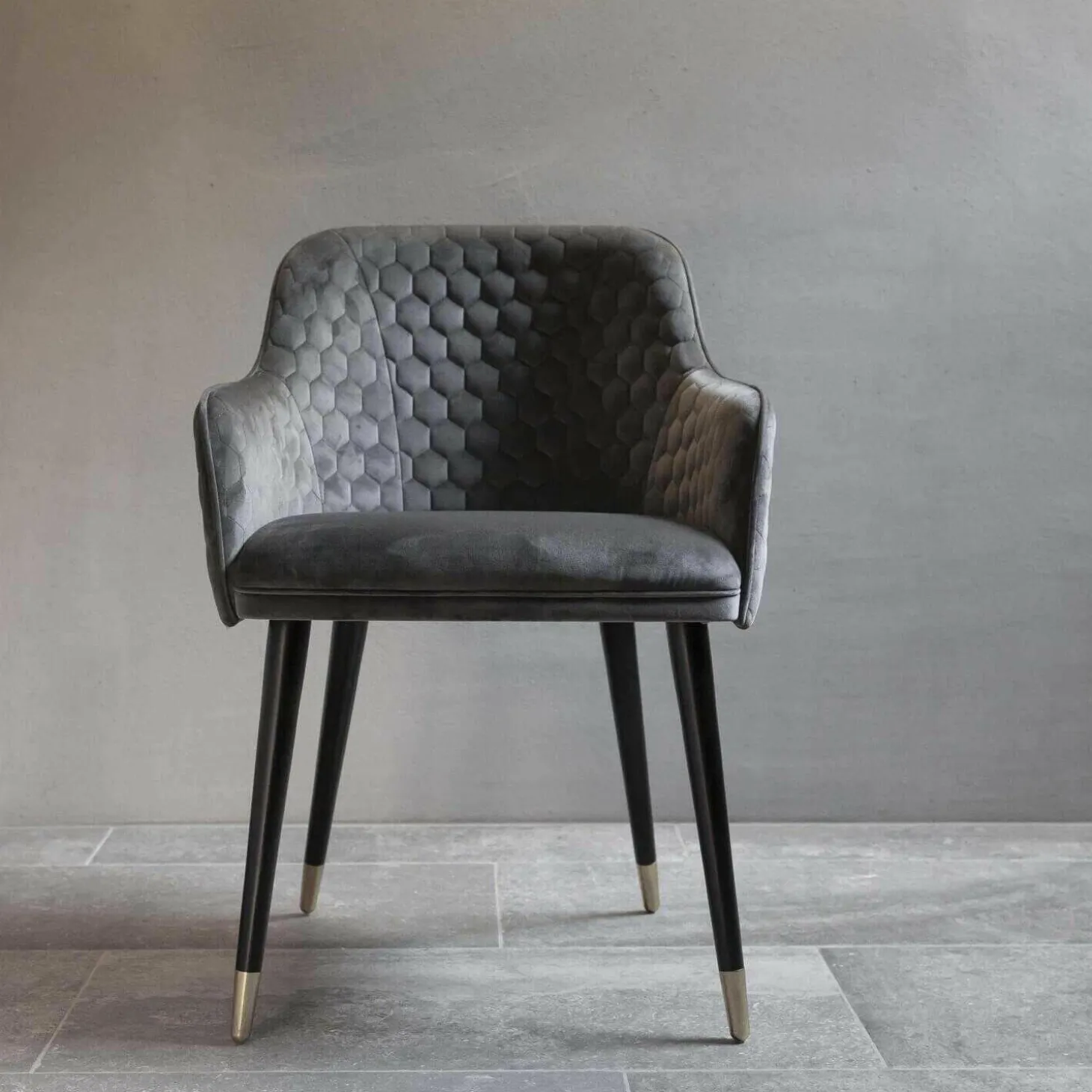 4er-Set Stuhl Modell Albert Stoff Piano 15 Füße Messing Veredelt