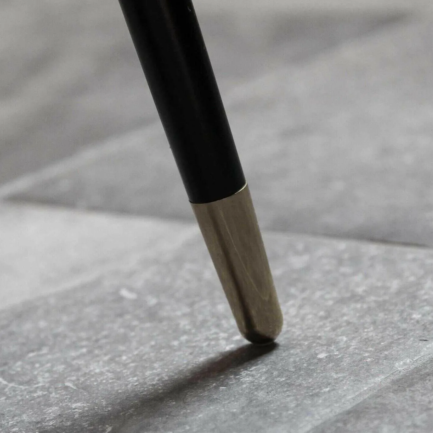 4er-Set Stuhl Modell Albert Stoff Piano 15 Füße Messing Veredelt