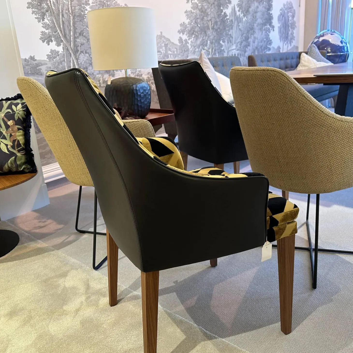 2er-Set Stuhl Saloni Stoff Jim Thompson Syncopation Topaz Schwarz Gold Rücken Leder Provonce Schwarz Fuß Nussbaum Geölt