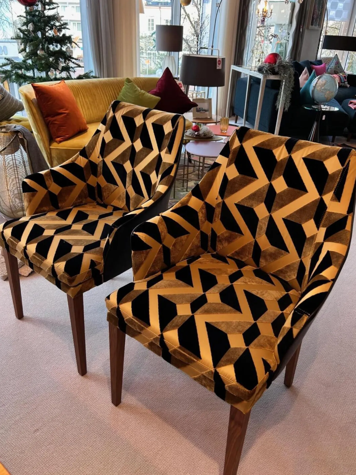 2er-Set Stuhl Saloni Stoff Jim Thompson Syncopation Topaz Schwarz Gold Rücken Leder Provonce Schwarz Fuß Nussbaum Geölt