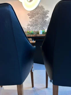 2er-Set Stuhl Saloni Stoff Jim Thompson Syncopation Topaz Schwarz Gold Rücken Leder Provonce Schwarz Fuß Nussbaum Geölt