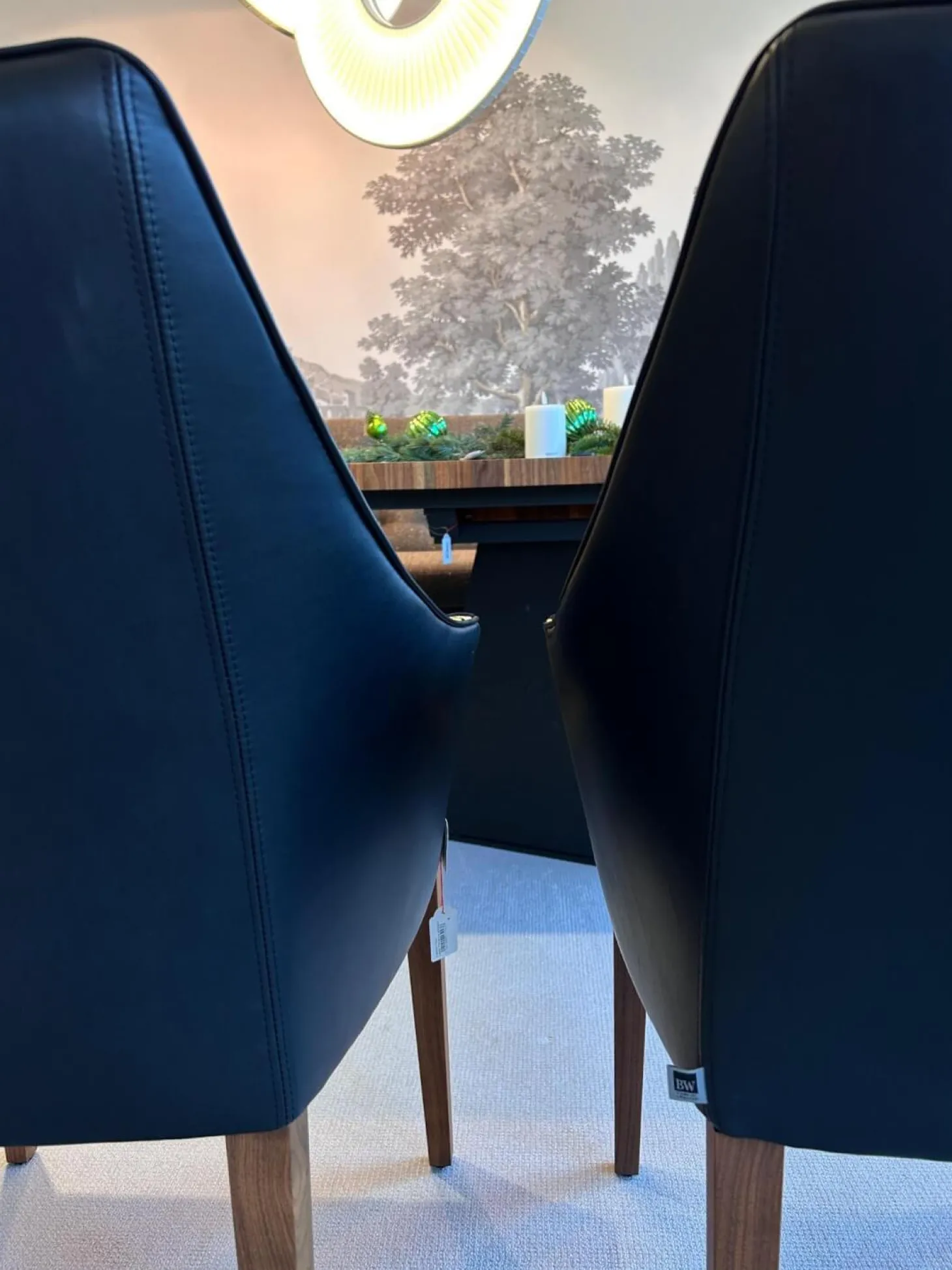 2er-Set Stuhl Saloni Stoff Jim Thompson Syncopation Topaz Schwarz Gold Rücken Leder Provonce Schwarz Fuß Nussbaum Geölt