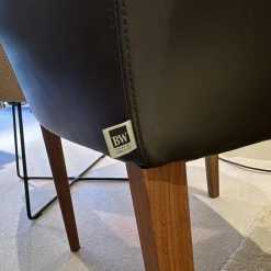 2er-Set Stuhl Saloni Stoff Jim Thompson Syncopation Topaz Schwarz Gold Rücken Leder Provonce Schwarz Fuß Nussbaum Geölt