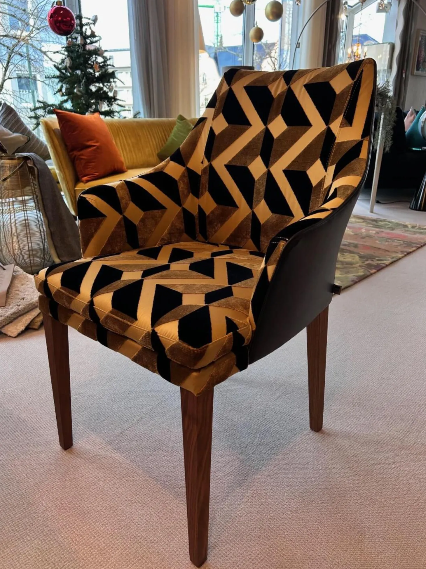 2er-Set Stuhl Saloni Stoff Jim Thompson Syncopation Topaz Schwarz Gold Rücken Leder Provonce Schwarz Fuß Nussbaum Geölt