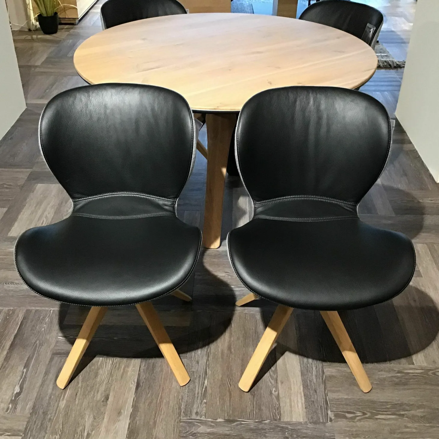 4er-Set Stuhl Wodan Leder Colorado Schwarz Rückseite Stoff Grau Füße Asteiche