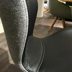 4er-Set Stuhl Wodan Leder Colorado Schwarz Rückseite Stoff Grau Füße Asteiche