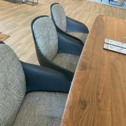 Essgruppe 900 600 Tischplatte Amerikanischer Nussbaum Gestell Schwarz Lackiert Stuhl Stoff Schwarz Weiß Gemustert Stahlgestell Schwarz Pulverbeschichtet