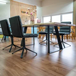 Essgruppe 18 Hundert Kuffentisch Rustikale Asteiche Hartwachsöl Natur Äste Gestell RAL7021 Schwarzgrau Mit 4 Stativstühlen Ohne Deko