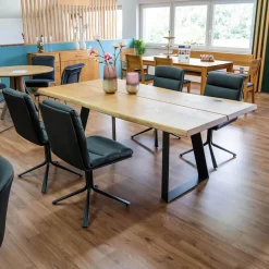 Essgruppe 18 Hundert Kuffentisch Rustikale Asteiche Hartwachsöl Natur Äste Gestell RAL7021 Schwarzgrau Mit 4 Stativstühlen Ohne Deko