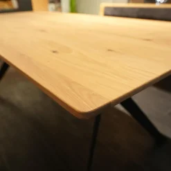 Essgruppe 45225 Tisch Wildeiche Massiv Natur Gestell Metall Lack Schwarz 2140 Stühle Und Bank 663 66SN Wildeiche Natur Effekt Lack Amour 12201 Dark Grey Grau Rücken Stoff Forza 12305 Gestell Metall