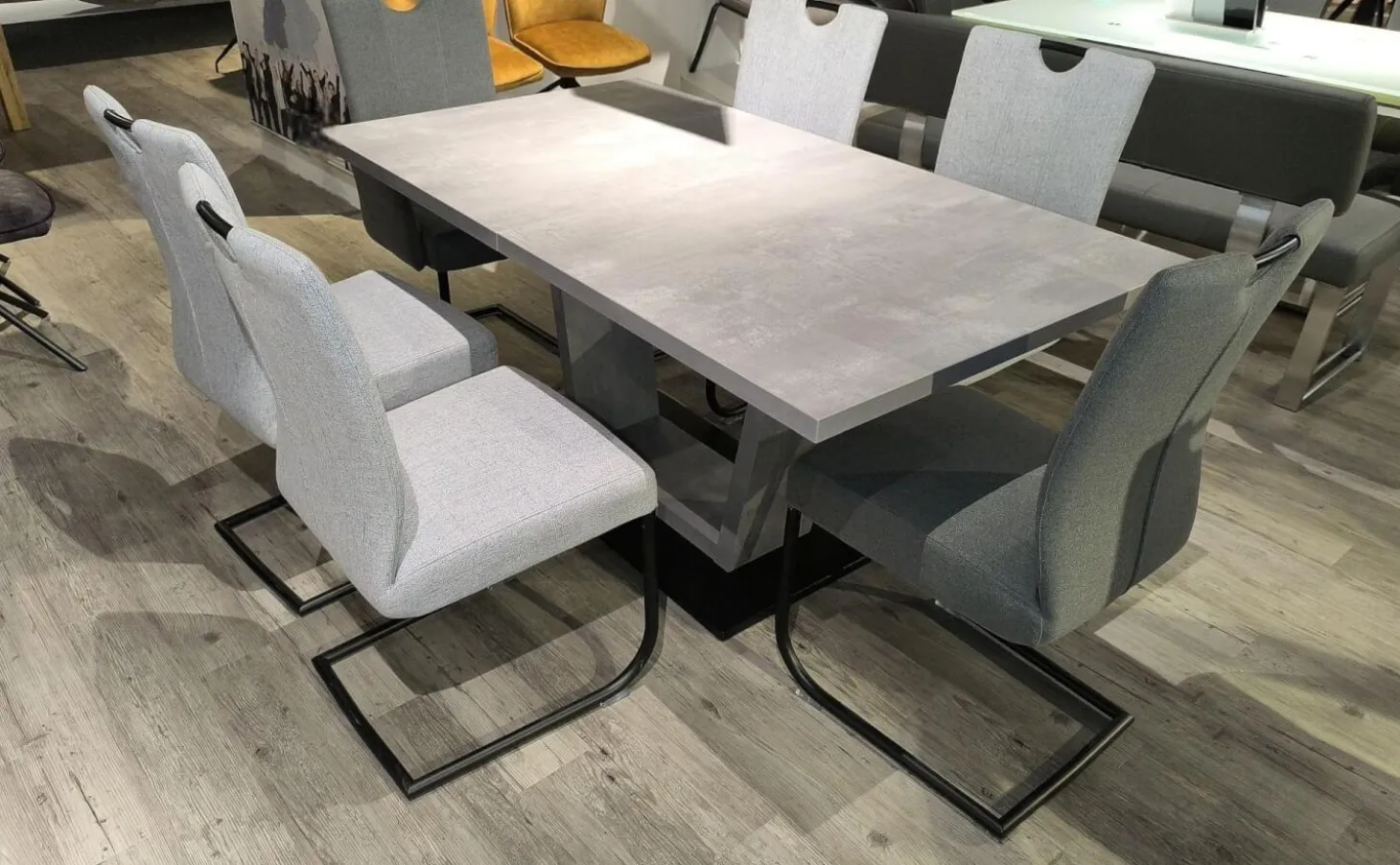 Essgruppe Dillan Stoff 921 Florida Silver Grau Und Stoff 929 Florida Grey Grau Gestell Eisen Schwarz Tisch Beton Dekor Grau