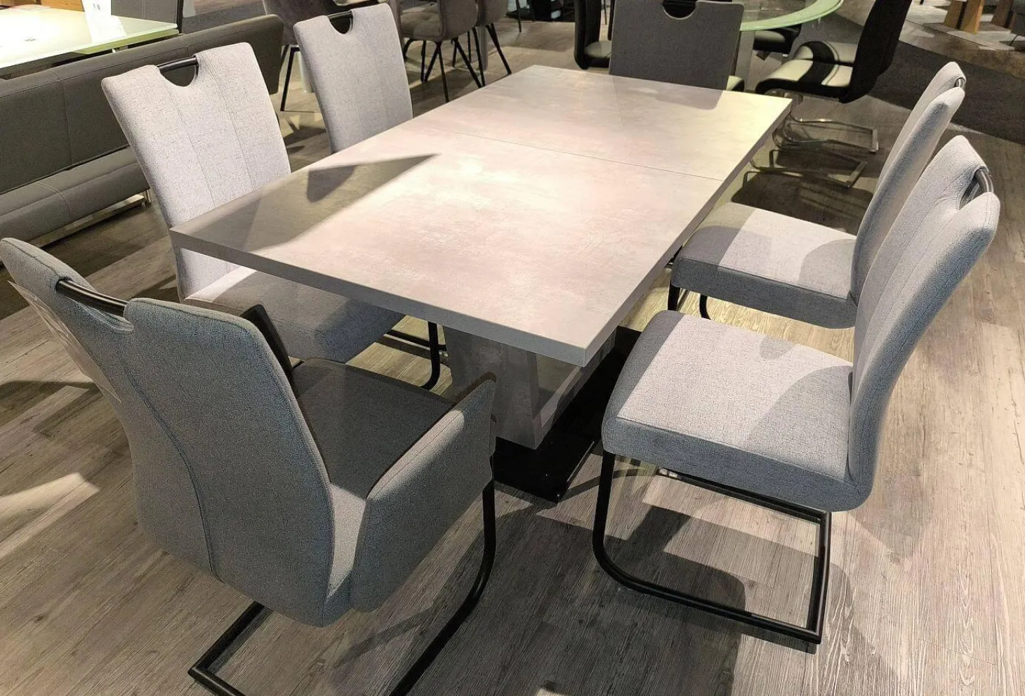 Essgruppe Dillan Stoff 921 Florida Silver Grau Und Stoff 929 Florida Grey Grau Gestell Eisen Schwarz Tisch Beton Dekor Grau