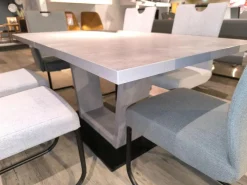 Essgruppe Dillan Stoff 921 Florida Silver Grau Und Stoff 929 Florida Grey Grau Gestell Eisen Schwarz Tisch Beton Dekor Grau