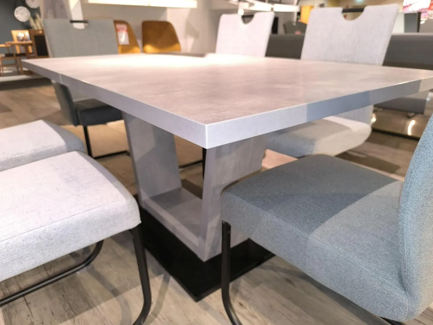 Essgruppe Dillan Stoff 921 Florida Silver Grau Und Stoff 929 Florida Grey Grau Gestell Eisen Schwarz Tisch Beton Dekor Grau