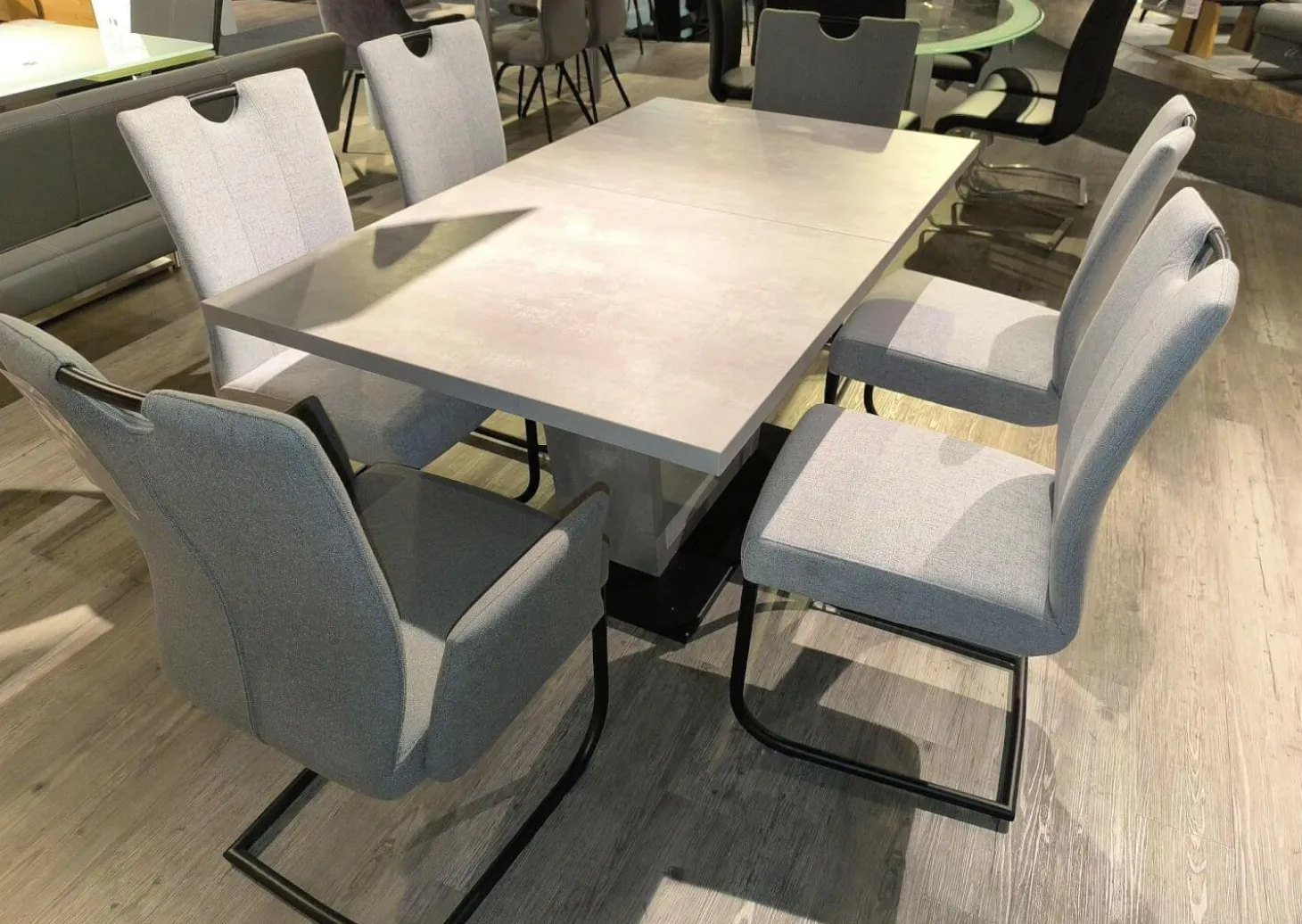 Essgruppe Dillan Stoff 921 Florida Silver Grau Und Stoff 929 Florida Grey Grau Gestell Eisen Schwarz Tisch Beton Dekor Grau