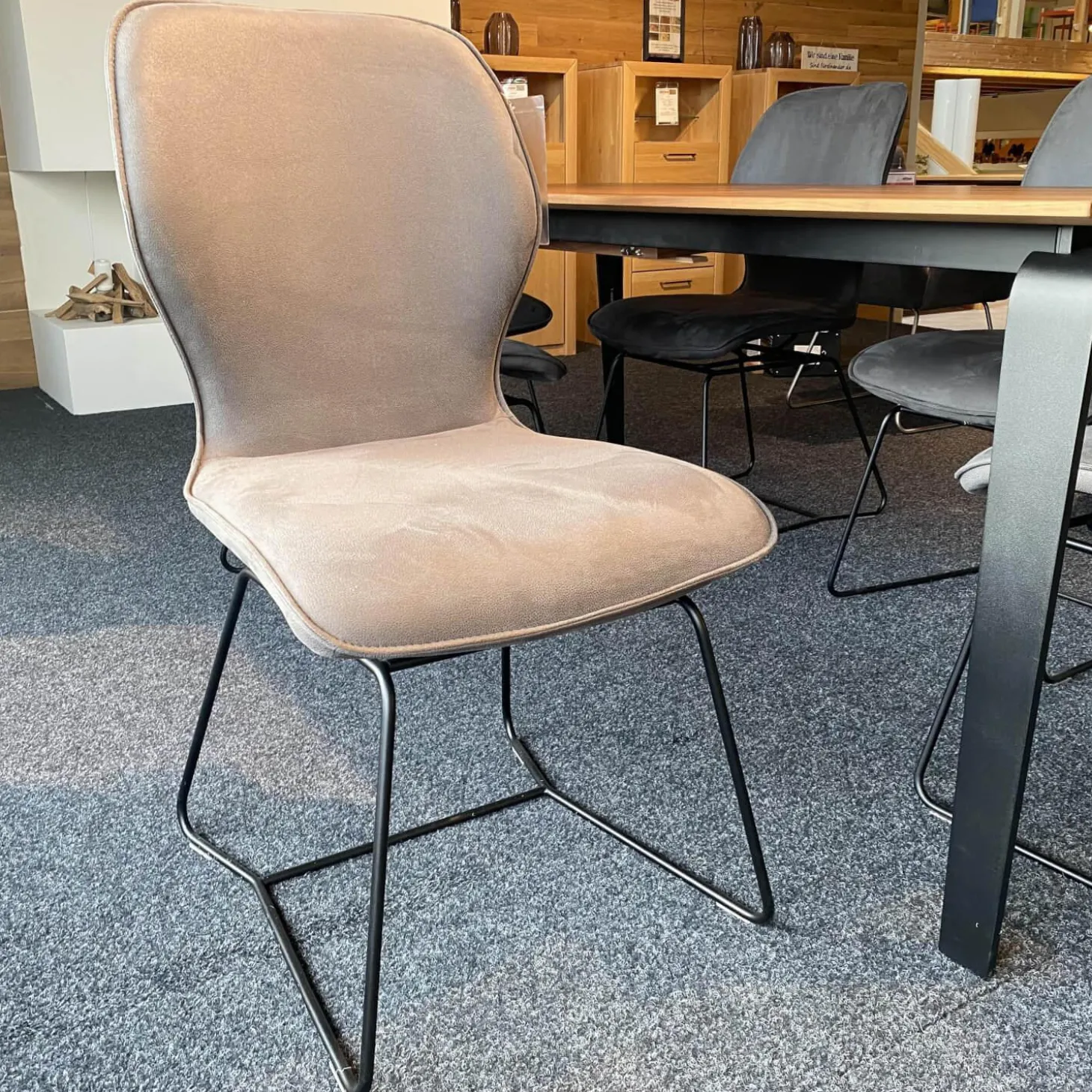 Essgruppe ET524 Kaia Tisch Nussbaum Natur mit 6 Stühle