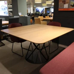 Essgruppe Gallery Bank Stoff 0575 12 Rosewood Rot Stühle Leder Bronko Bordeaux Rot Gestell Metall Schwarz Lackiert Tischplatte Wildeiche Bianco Lackiert