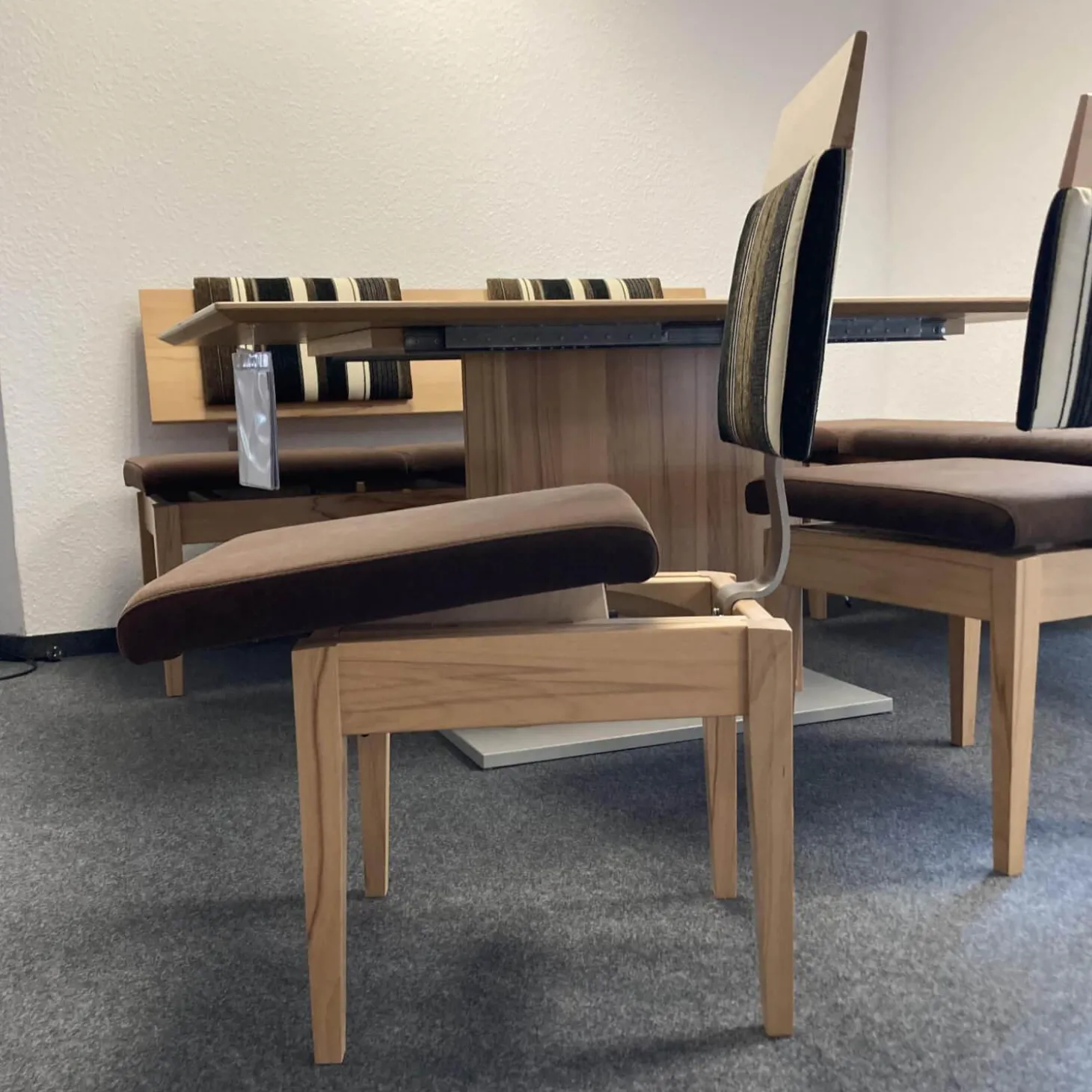 Essgruppe Modell Multisit mit 1 Säulentisch 2 Bänke 2 Stühle mit Funktion