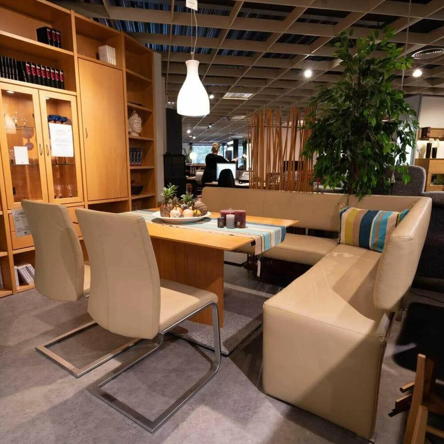 Essgruppe MR 2000 Tisch Kernbuche Geölt Sockel Granit Mit Bank Und 2 Freischwingern