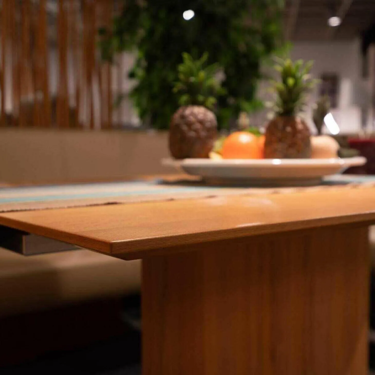 Essgruppe MR 2000 Tisch Kernbuche Geölt Sockel Granit Mit Bank Und 2 Freischwingern