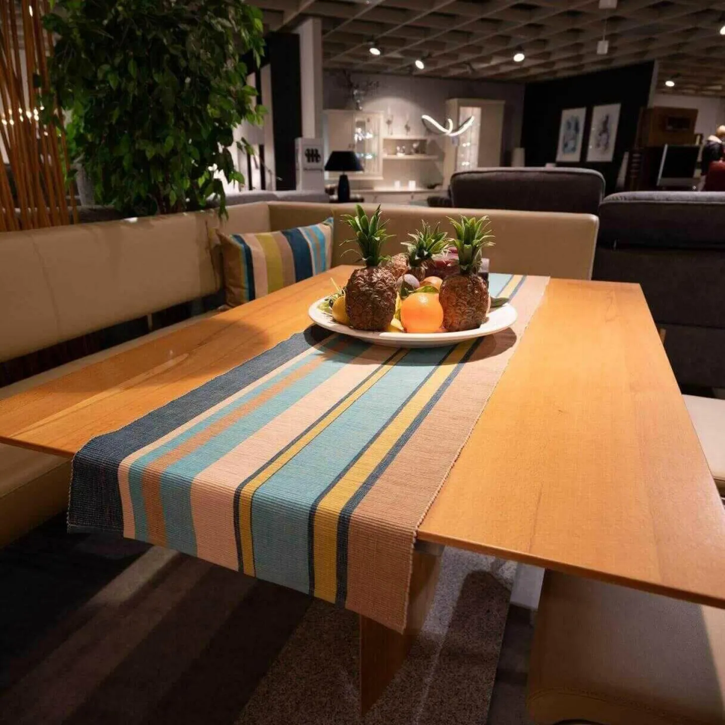 Essgruppe MR 2000 Tisch Kernbuche Geölt Sockel Granit Mit Bank Und 2 Freischwingern