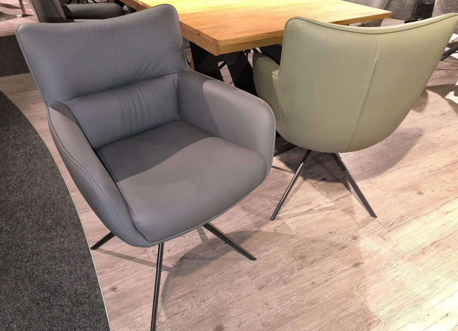 Essgruppe Paritta Limone 2 Stühle Leder Anthrazit Und Olive Grün Tisch Balkeneiche Massiv Gestell Metall Schwarz