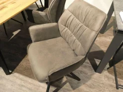 Essgruppe Taiga Tappas Sessel Stoff Aberdeen Anthrazit Gestell Eisen Schwarz Tisch Balkeneiche Natur Massiv