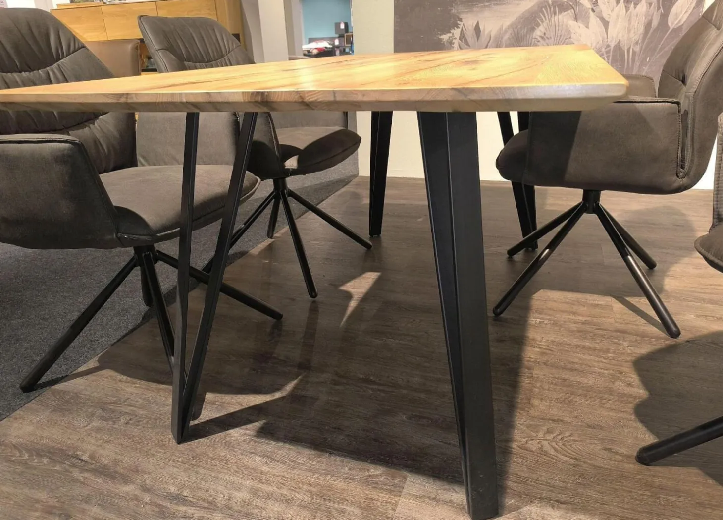 Essgruppe Taiga Tappas Sessel Stoff Aberdeen Anthrazit Gestell Eisen Schwarz Tisch Balkeneiche Natur Massiv