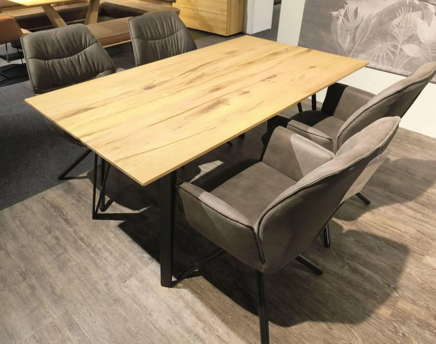 Essgruppe Taiga Tappas Sessel Stoff Aberdeen Anthrazit Gestell Eisen Schwarz Tisch Balkeneiche Natur Massiv