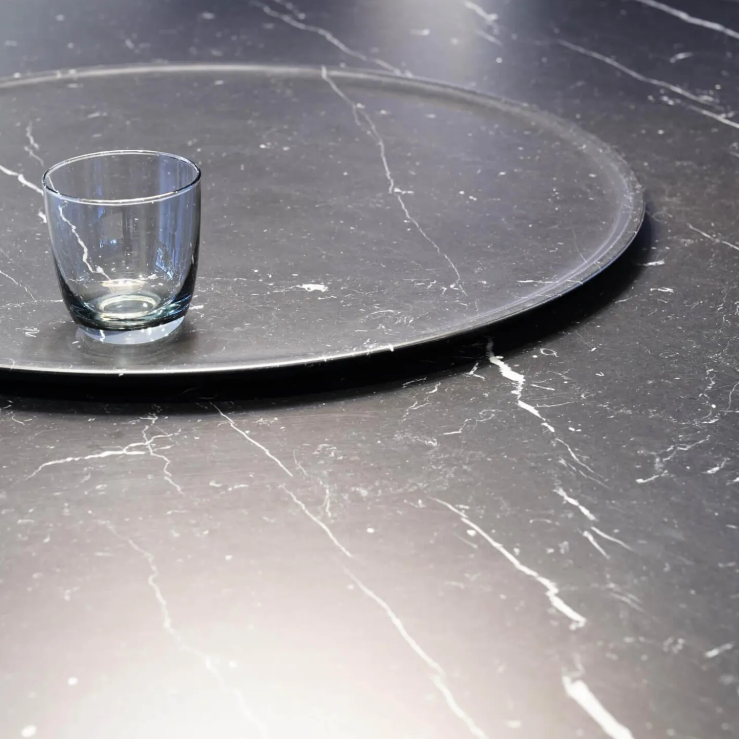 Essgruppe Tisch Astrum Marmor Maquinia Schwarz Matt mit 4 Stühlen Caratos