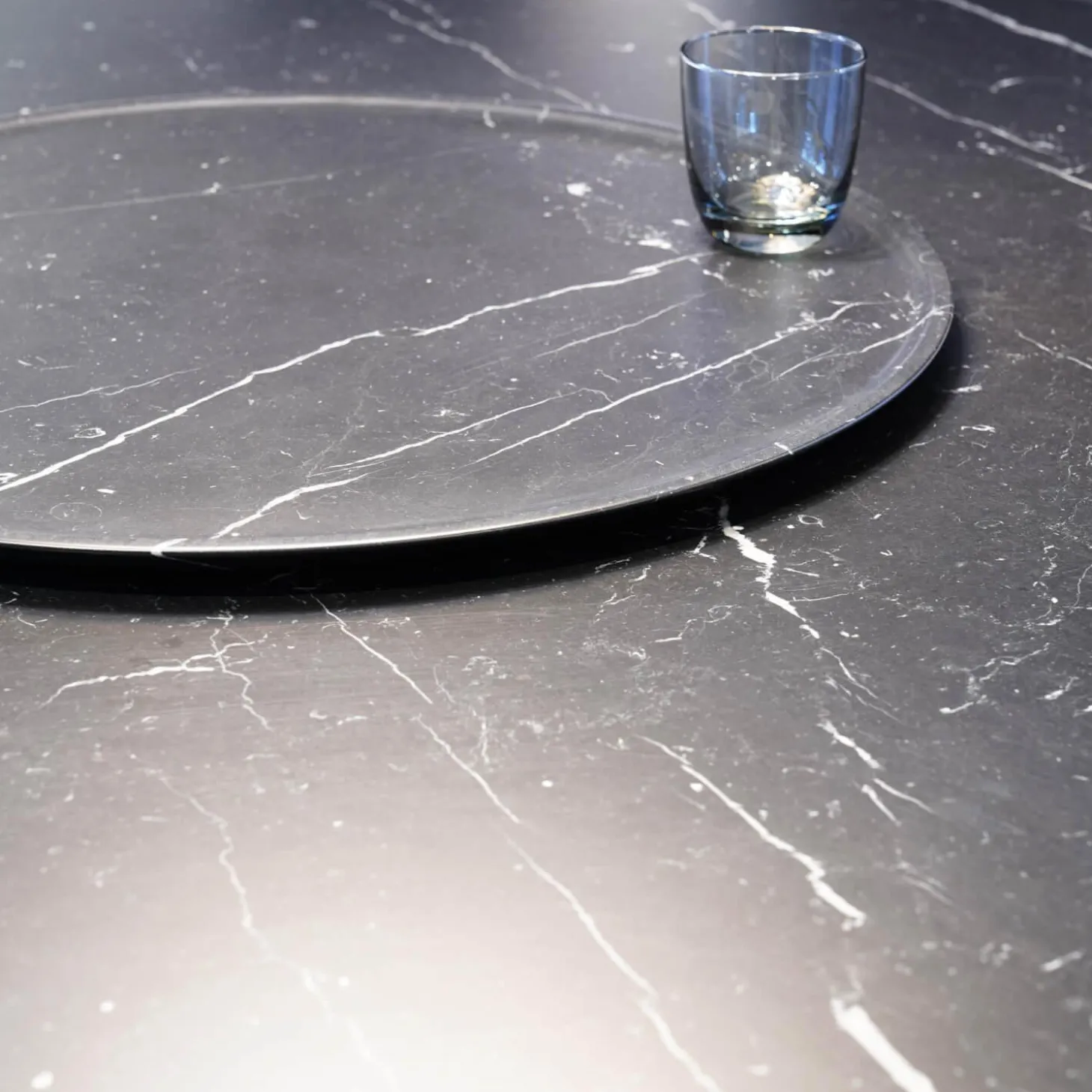 Essgruppe Tisch Astrum Marmor Maquinia Schwarz Matt mit 4 Stühlen Caratos