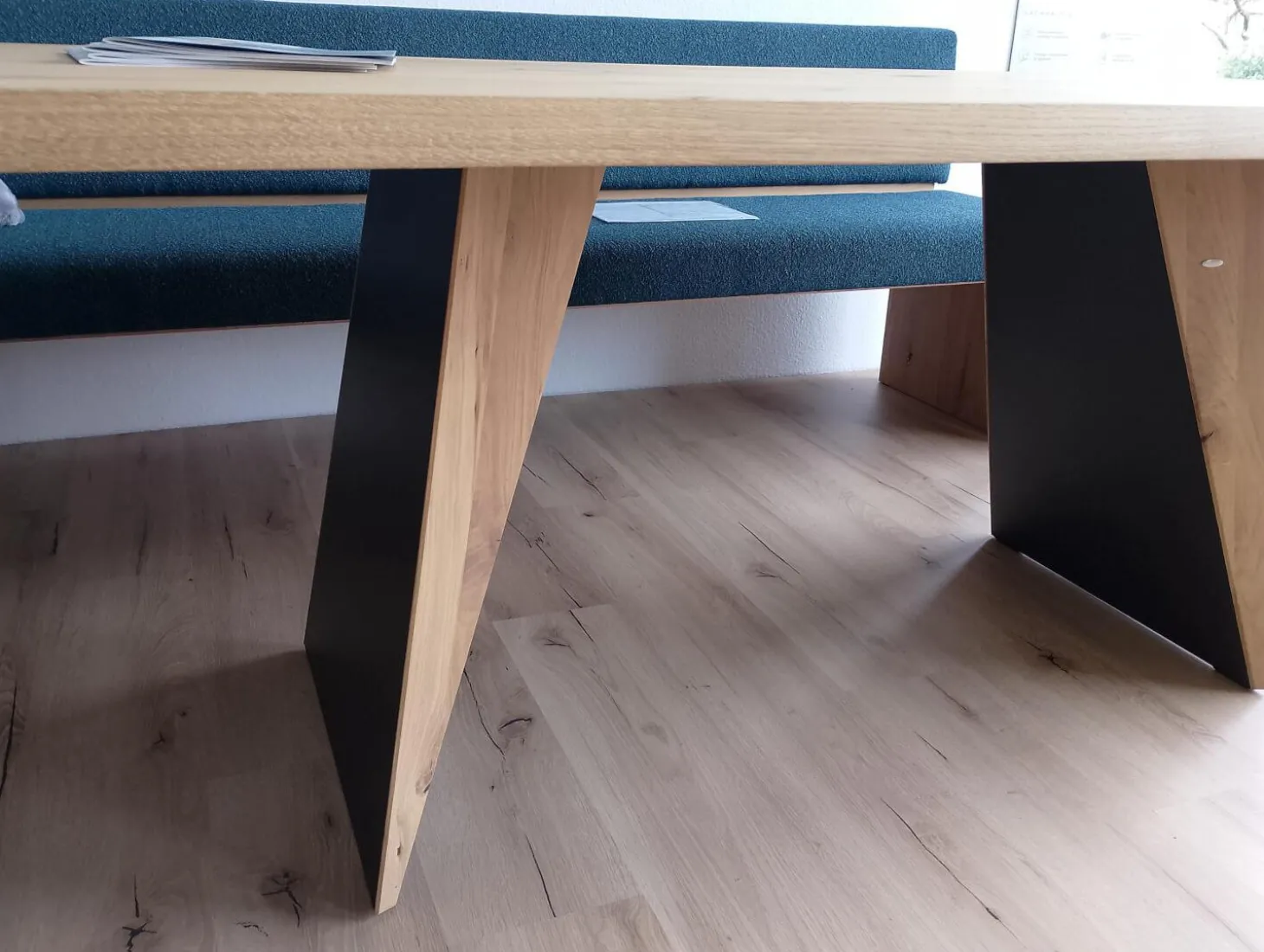 Essgruppe Vtektura Living Tisch Wildeiche Rustiko Schwarz Bank Und Stühle Stoff Select Mineralblau Und Schwarz Gestell Metall