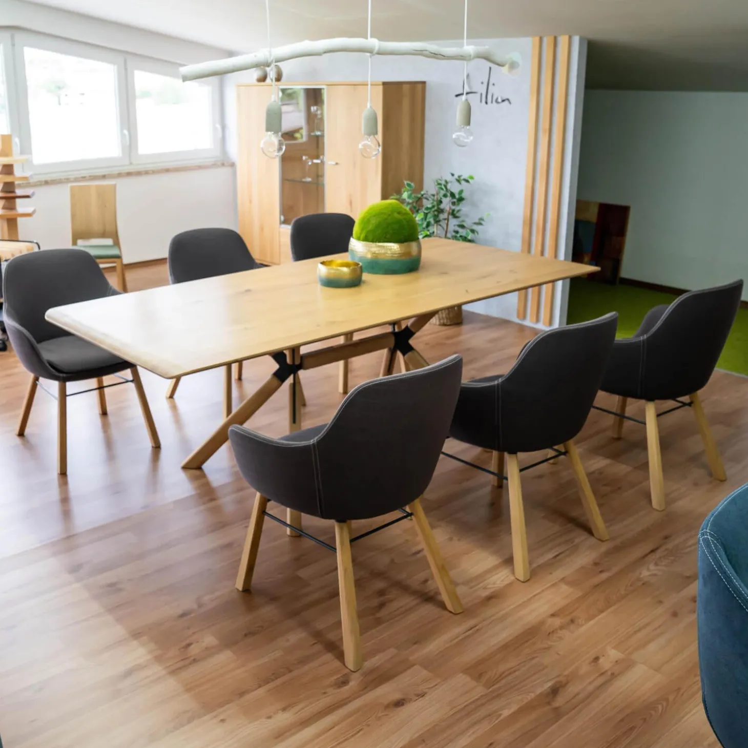 Essgruppe Z42 Kreuztisch Rustikale Asteiche Hartwachsöl Bianco Äste Kreuzgstell Holz Metall RAL7021 Schwarzgrau Mit 6 ZS110 Stühlen