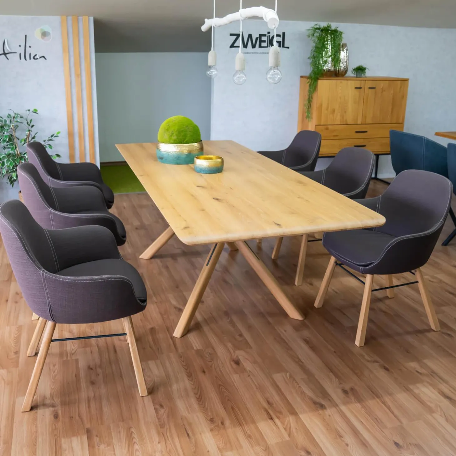 Essgruppe Z42 Kreuztisch Rustikale Asteiche Hartwachsöl Bianco Äste Kreuzgstell Holz Metall RAL7021 Schwarzgrau Mit 6 ZS110 Stühlen