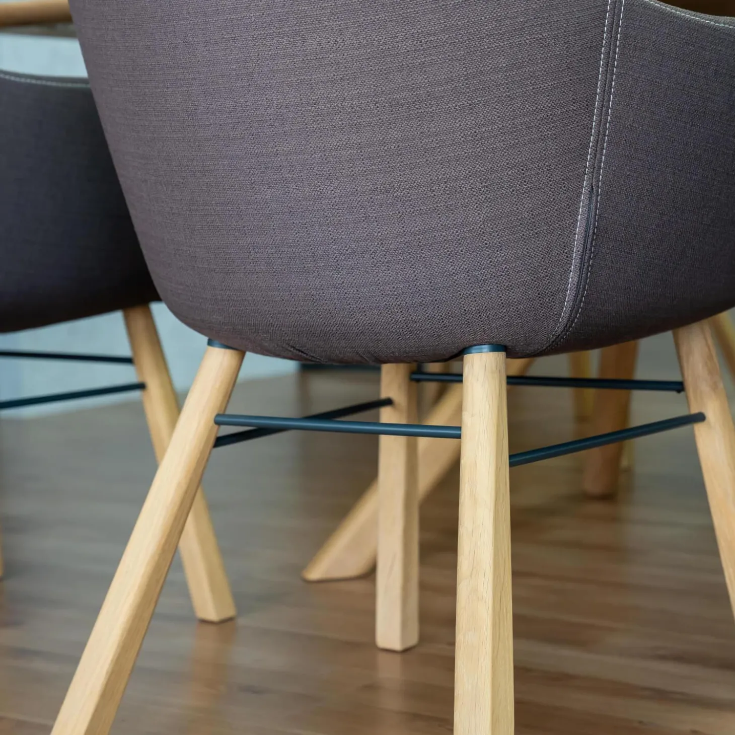 Essgruppe Z42 Kreuztisch Rustikale Asteiche Hartwachsöl Bianco Äste Kreuzgstell Holz Metall RAL7021 Schwarzgrau Mit 6 ZS110 Stühlen