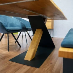 Essgruppe Z34 Säulentisch Rustikale Asteiche Hartwachsöll Natur Äste Säulengestelll Holz Metal RAL7021 Schwarzgrau Mit Einzelbank Und 3 Schalenstühlen Ohne Deko