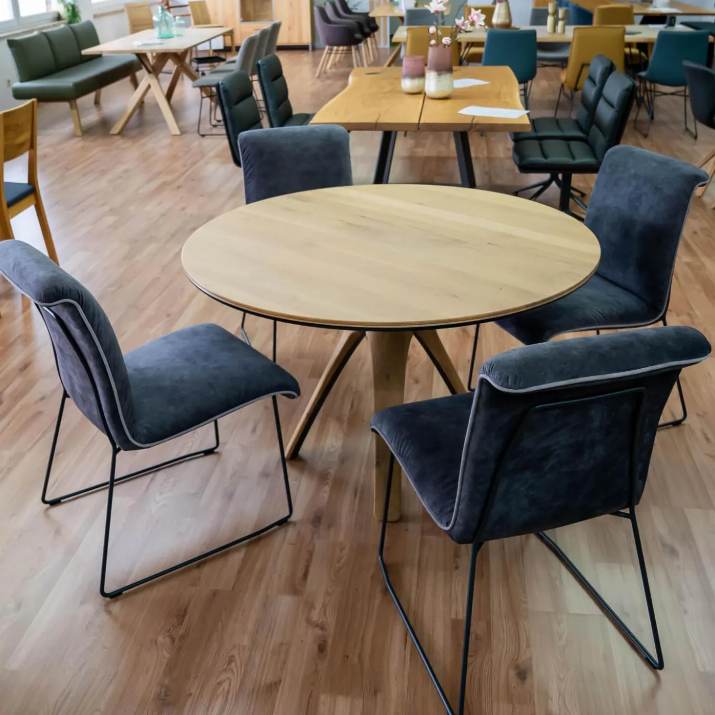 Essgruppe Z60 Säulentisch Rustikale Asteiche Hartwachsöl Bianco Äste Tischplatte Schwarz Gebeizt Mit 4 Schalenstühlen