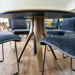 Essgruppe Z60 Säulentisch Rustikale Asteiche Hartwachsöl Bianco Äste Tischplatte Schwarz Gebeizt Mit 4 Schalenstühlen