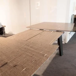 Esstisch 1460 Fontana Platte Quarzit Brown Silk Braun Geledert Sockel Eiche Dunkelgrau Gebeizt Und Lackiert Mit Auszug