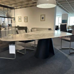 Esstisch 1550 Kent Platte Trilungo Kalkstein Orobico Light Geledert Gestell Aluguss Schwarz Beschichtet