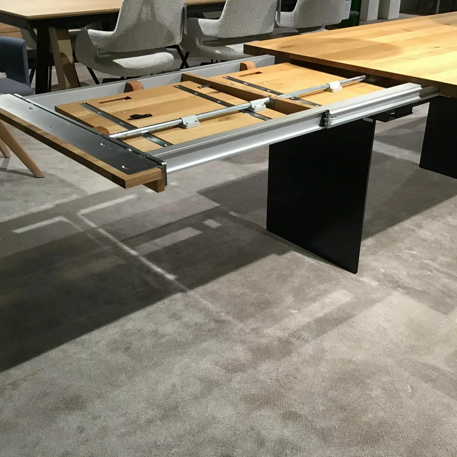 Esstisch 3110.1.2.220.1 Platte Eiche Astig Wangengestell Rohstahl Schwarz mit Klappeinlage