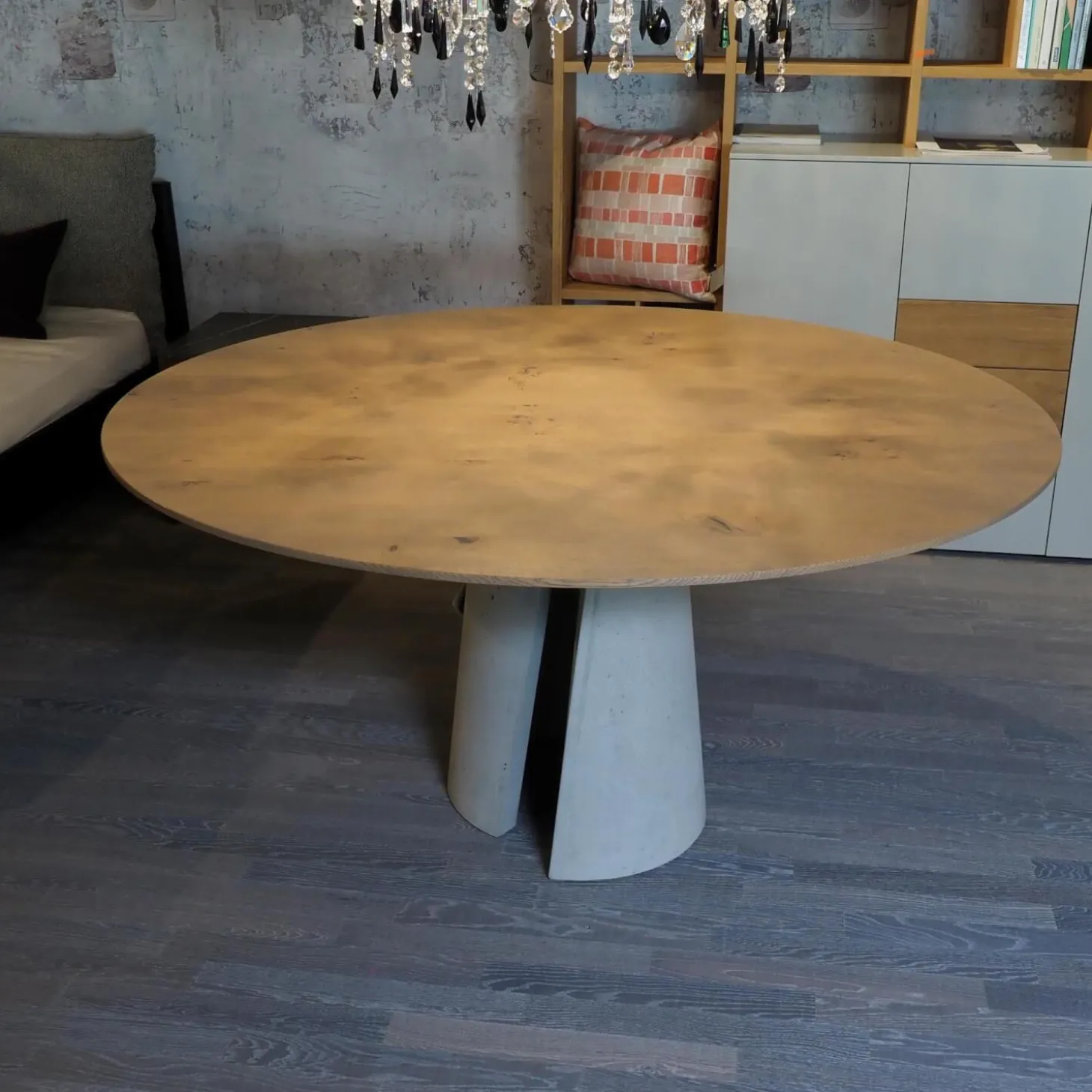 Esstisch Anto Asteiche Schieferschwarz Gespachtelt Gebürstet Grau Gekalkt Naturmatt Lackiert Fuß Beton Natur