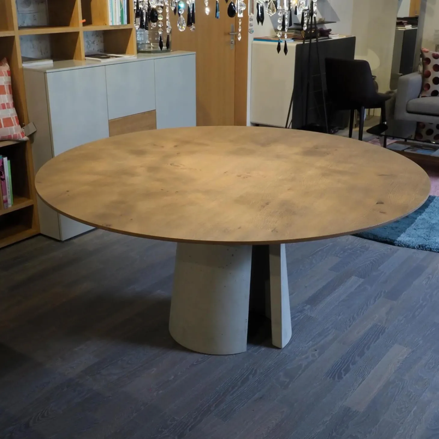 Esstisch Anto Asteiche Schieferschwarz Gespachtelt Gebürstet Grau Gekalkt Naturmatt Lackiert Fuß Beton Natur