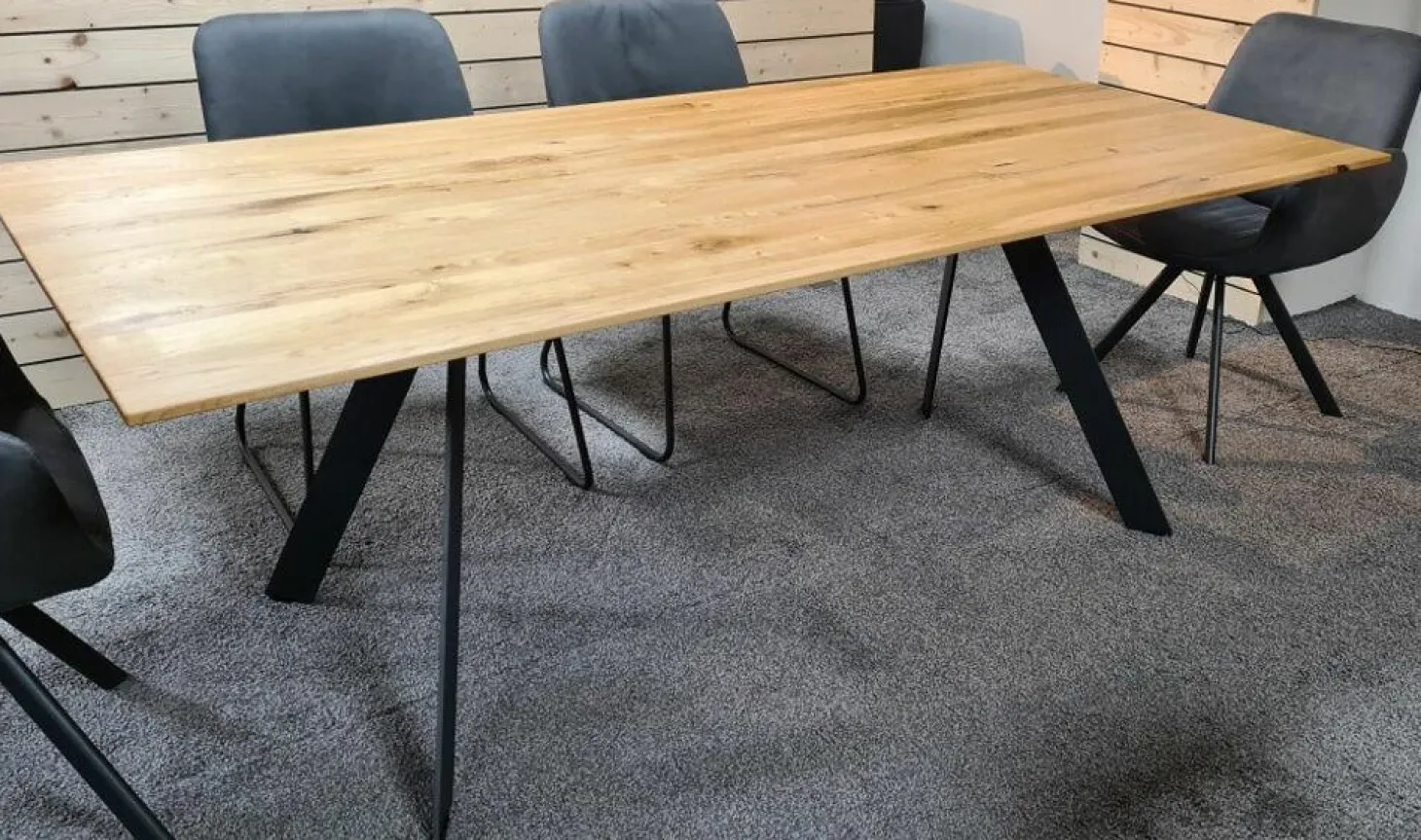 Esstisch Atelier Platte Charaktereiche Massiv Facettenprofil Gestell Eisen Schwarz